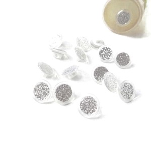 Guzik plastikowy, na nóżce z wtopionym  srebrnym brokatem- średnica 12 mm- kolor przezroczysto-biały