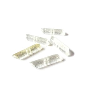 Guzik plastikowy w formie pałeczki, przezroczysty z drobinkami srebra- szerokość 7 mm, długość 35 mm