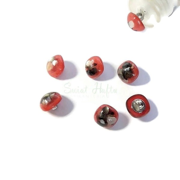 Guzik na nóżce wtapiany 