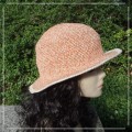 Kapelusz damski w kolorze morelowym wykonany z bawełniano-wiskozowej włóczki ręcznie na szydełku. Rozmiar kapelusza:-na płasko średnica 31 cm-szerokość rondka 6 cm