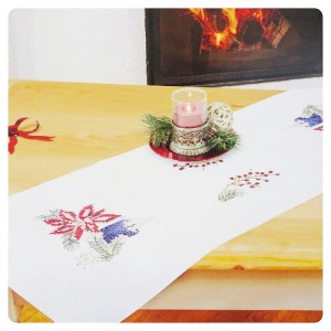 Bieżnik 20-070 z narysowanym wzorem do haftu płaskiego i krzyżykowego na białym, bawełnianym płótnie