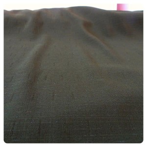 Tkanina akrylowa  w kolorze ciemno zielonym,  lejąca się, delikatnie nabłyszczana. - skład: mieszanka poliestru i wiskozy - szerokość: 150 cm - cena za mb Wyprzedaż taniej!