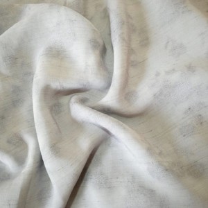 Tkanina żorżetowa z haftem, półprzezroczysta, lekka, przewiewna, miła w dotyku w kolorze szaro-gołębim
na letnie sukienki, bluzeczki
 - szerokość 160 cm 
- cena za kupon 2,00 x 1,40 mb