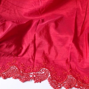 Tkanina tafta miękka, lekko kreszowana z lekkim połyskiem. Haft na dole jest wykończeniem dołu sukienki lub spódnicy. Haft jest lekko błyszczący. Tkanina w kolorze czerwonego wina - szerokość 150 cm   - skład: mieszanka poliestru i wiskozy -