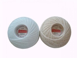 Kordonek  Muza 20 (30 x 4) produkcji Ariadna - kłębek 100 g - długość 830 m - 100% bawełny merceryzowanej - kolor biały i naturalny