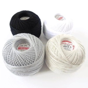 Kordonek Aria produkcji Ariadna  - 120 tex - 100g  - 425m - 100% bawełna Kolory: biały, ecru, szary 354, czarny