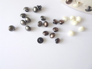 Guzik perełkowy, na nóżce, plastikowy - kolory: perłowy, metaliczny brąz, srebrny - rozmiar: 10 mm