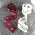 Wstążka w kwiaty z tkaniny tiulowej, do celów zdobniczych.     - Szerokość wstążki 37 mm,     - kolory : bordowy i ecru