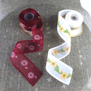 Wstążka w kwiaty z tkaniny tiulowej, do celów zdobniczych.     - Szerokość wstążki 37 mm,     - kolory : bordowy i ecru