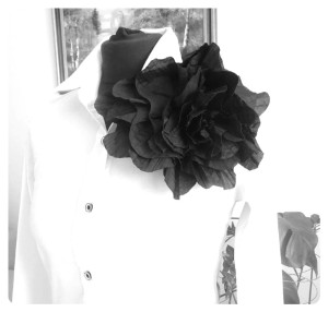 Kwiat sztuczny, broszka z tkaniny, do przypięcia  - rozmiar ok. 20 cm - kolory:  czarny