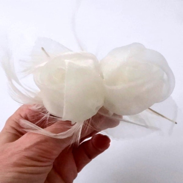 Kwiat ecru - broszka przypinana 