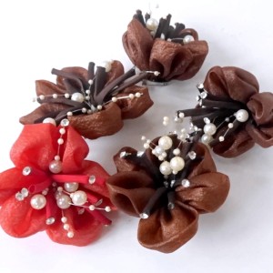 Kwiat sztuczny, broszka z tkaniny, perełek i ozdobnych oczek na żyłce, - rozmiar ok 8 cm - kolory: czerwony lub brązowy