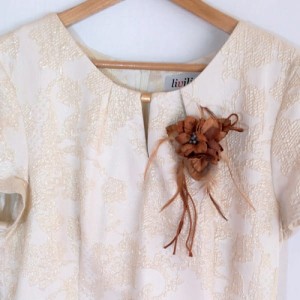 Kwiat sztuczny, broszka z tkaniny satyny welurowej, ozdobnego sznurka, piórek, - rozmiar ok 9 cm - kolory: miedziany