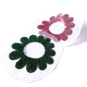 Aplikacja haftowana cekinami, do przyklejenia przy pomocy żelazka, klejem lub do przyszycia. - Rozmiar: ok 10 cm x 8 cm - cena za opak./2 szt