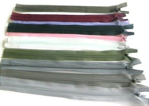 Zamek  (suwak, ekler), kryty, po wszyciu niewidoczny w szwie, drobna spirala, do spódnic, sukienek itp, - produkcja polska - długość 25 cm