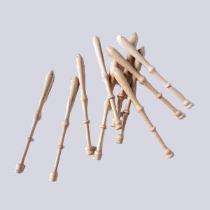 Klocki do wyrobu koronek długości 10,5 cm wykonane z twardego bukowego drewna.Długość miejsca do nawinięcia nitki wynosi 2,5 cm