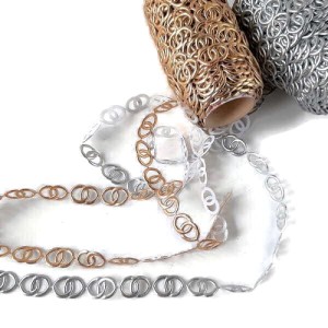 Taśma ozdobna obrączki, można je rozcinać na pojedyncze elementy. - Rozmiar jednego elementu 1,2 cm x 2 cm - kolory : zloty, srebrny