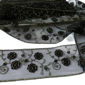 Taśma ozdobna do celów zdobniczych, do stosowania w krawiectwie, - produkcja czeska - taśma tiulowa czarna, haft złoty, cekiny czarne - szerokość: 5,00 cm
