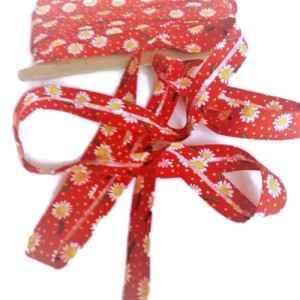Taśma lamówka, cięta ze skosu, brzegi przyprasowane, bawełniana w kolorze czerwonym, wzór w kwiatki - szerokość 18 mm