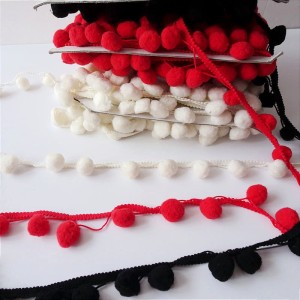 Taśma ozdobna z pomponami o średnicy 2 cm do celów zdobniczych np. do szali, chust, narzut, zasłon itp