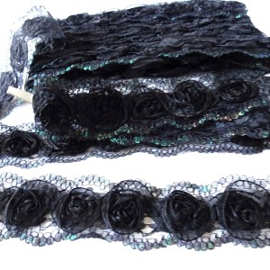 Taśma ozdobna wykonana na szyfonie w kolorze czarnym, w formie kwiatów wykonanych haftem wstążeczkowym, - szerokość 5 cm