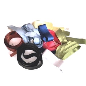 Taśma lamówka, cięta ze skosu, brzegi przyprasowane, satynowa w różnych kolorach, końcówki - szerokość 25 mm