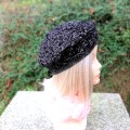 Beret wykonany ręcznie na szydełku z dobrej włóczki bawełniano-akrylowej w kolorze czarnym z delikatną srebrną niteczką.
- rozmiar: obwód głowy ok 52 cm, średnica na płasko ok 25 cm
