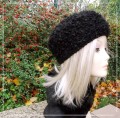czarny beret damski na głowie manekina, wełna boucle