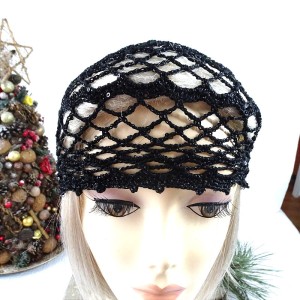 Czapka ażurowa w kolorze czarnym wykonana szydełkiem z nici poliestrowych błyszczących delikatnie - rozmiar: na płasko wysokość 18 cm, obwód głowy 53-54 cm