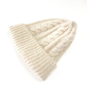 Czapka damska wykonana ręcznie na drutach z wełny 100% w kolorze ecru Czapka jest wykonana bez szwów, ze ściągaczem, który można wywinąć . - Rozmiar na obwód głowy ok.50 cm cm, - wysokość na płasko  28 cm