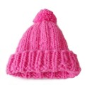 Czapka z pomponem wykonana ręcznie z grubej, jaskrawo różowej włóczki z dodatkiem neonowej nitki świecącej wieczorem. - rozmiar typowo damski
