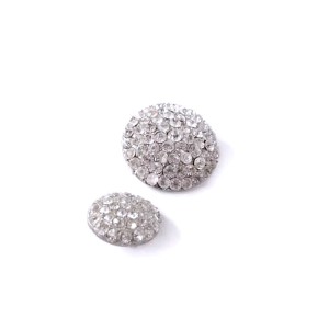 Guzik metalowy w kolorze srebrnym z oczkami, dżetami przezroczystymi o średnicy 20 mm i 35 mm, do przyszycia, na nóżce