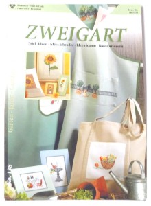 Wydawnictwo Zweigart ze wzorami na haft krzyżykowy na obrazki, fartuszki, torby Opracowanie na mulinę Anchor, DMC, Madeira - format A5 - 18 stron - papier kredowy, lakierowany