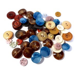 Zestaw różnych guzików w różnych rozmiarach
