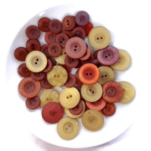 Zestaw różnych guzików w różnych rozmiarach