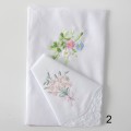 Chusteczki  białe z kolorowym haftem, damskie