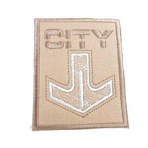 Aplikacja do odzieży w kolorze brązowym, z haftem Można ją przyszyć lub przykleić klejem tekstylnym. - rozmiar 8,5  x 6,5 cm