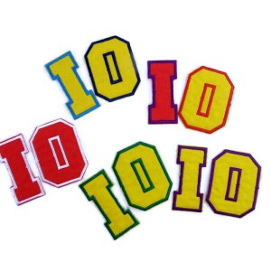 Aplikacja 10 do ozdoby odzieży,  można ją przyprasować lub przykleić klejem tekstylnym. - wysokość 4,5cm