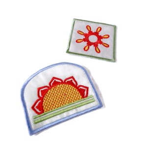 Aplikacja do odzieży dzieci, worków do przedszkola itp Można ją przyszyć lub przykleić klejem tekstylnym. - rozmiary : 7 x 5,5 cm 5,5 x 5,5 cm - cena za kpl / 2 szt