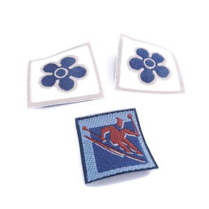 Aplikacja haftowana  do ozdoby odzieży, - kpl 3 szt - rozmiar 3 x 3 cm Można ją przyszyć lub przykleić klejem tekstylnym.