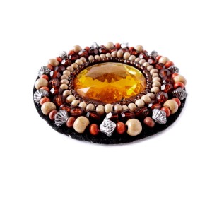 Aplikacja z koralików i kamieni w kształcie koła o średnicy 7cm Do wykorzystania w celach zdobniczych na torebkach, butach, odzieży, można ją przyszyć lub przykleić specjalnym klejem tekstylnym