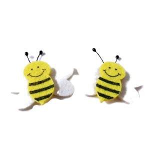 Pszczółka z filcu o rozmiarze 3,5x5cm i grubości 3mm do wykorzystania jako ozdoba do przyklejenia lub przyszycia. - cena za kpl/2szt