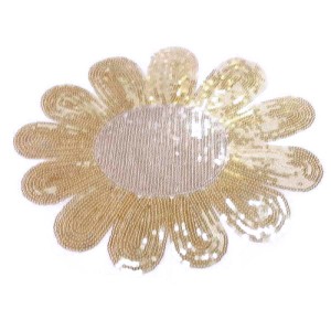 Aplikacja haftowana taśmą cekinową, do przyklejenia przy pomocy żelazka, klejem lub do przyszycia. - Rozmiar: 25cm x 21cm - kolor: złoty - srebrny