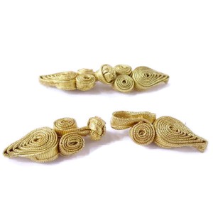 Szamerunek, ozdobne zapięcie do odzieży w kolorze  złotym rozmiar: ok 2,0cm x 5cm cena za kpl / 4szt zapięcia - na stanie 1kpl -----  Do wyczerpania zapasów !  ------