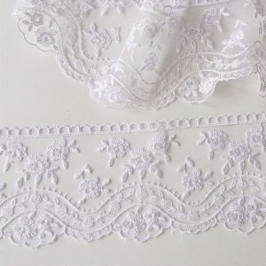 Koronka tiulowa z haftem, delikatna, do celów ozdobnych do stosowania w krawiectwie- produkcja  Polska- kolory :  biała- szerokość 9 cm