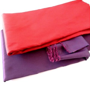 Tkanina tafta, nie uciąga się, lekko sztywna w kolorze czerwonym - szerokość 150 cm- skład: poliester