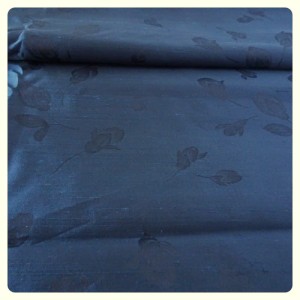 Tkanina tafta lekko sztywna, nie elastyczna, w kolorze granatowym - wzory kwiatowe -  szerokość  150 cm - skład: mieszanka jedwabiu i wiskozy