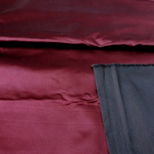 Tkanina tafta, dwustronna w bordowym kolorze, nie uciąga się. * szerokość : 155 cm * skład: jedwab wiskozowy