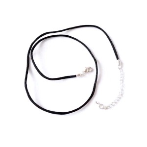 Sznurek satynowy 3mm w kolorze czarnym, z metalowym zapięciem i łańcuszkiem przedłużającym w kolorze srebrnym. - do zawieszania na szyję lub rękę - długość: 50cm