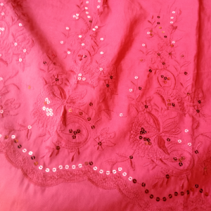 Tkanina tafta z haftem i cekinami na dole tkaniny, nie uciąga się, lekko sztywna
- kolory: czerwony - szerokość 150 cm

- skład: poliester z wiskozą